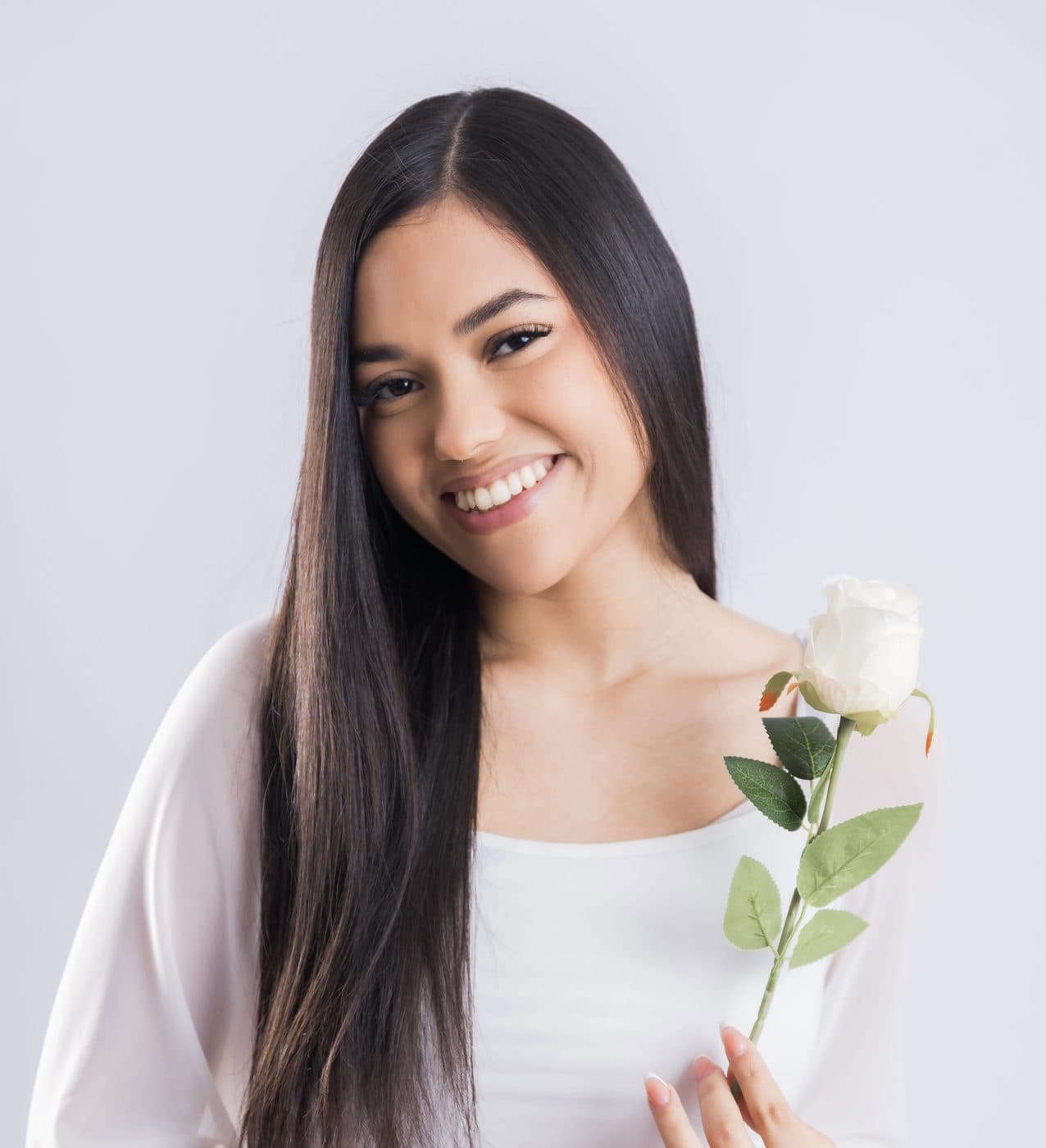 Retrato de estudio de Elizabet Maria con blusa blanca con una rosa, retrato cercano