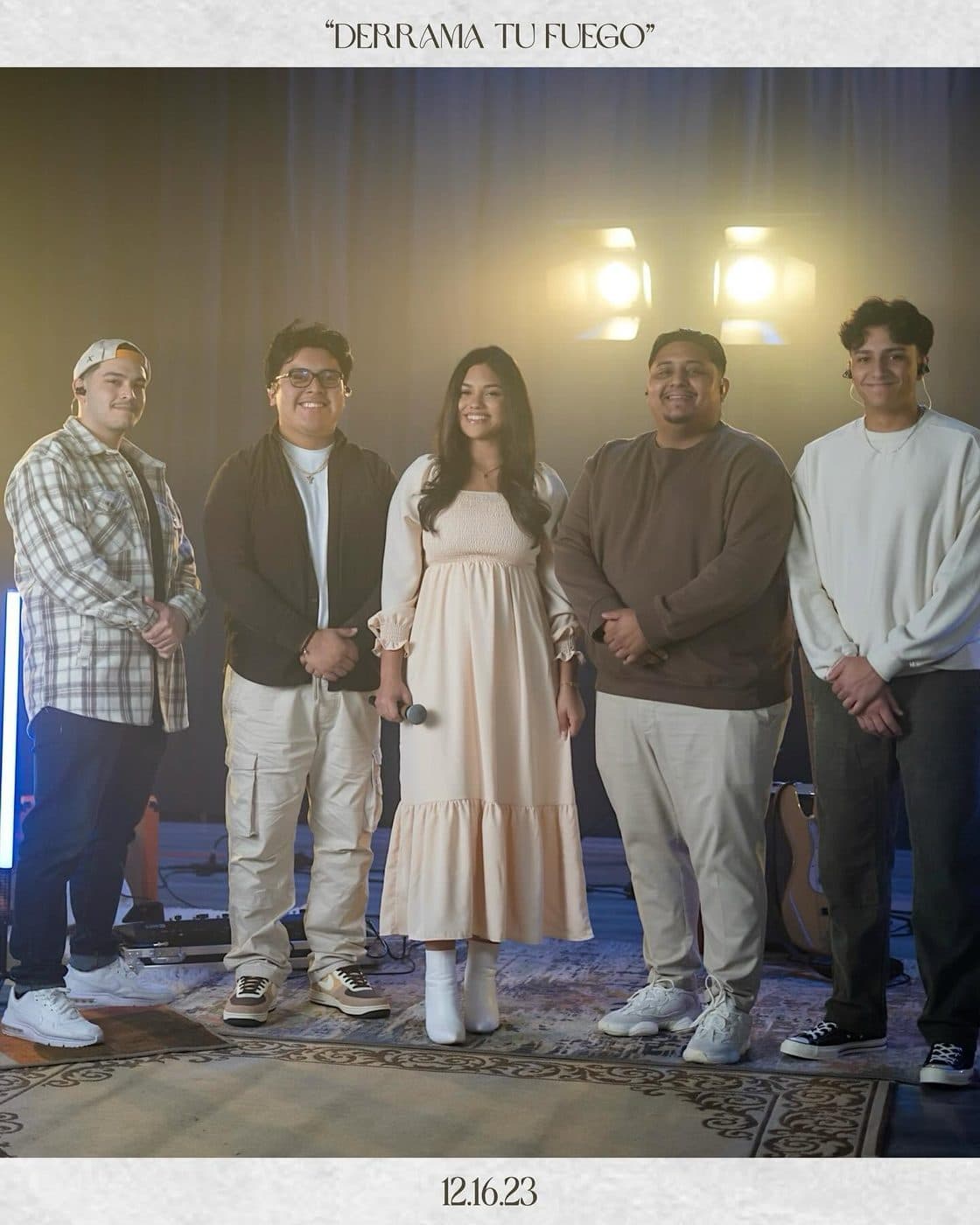 Elizabet Maria con la banda de "Derrama Tu Fuego" el día de la grabación
